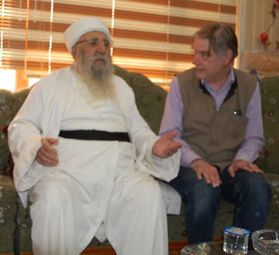 Jan B. Vindheim sammen med yezidienes åndelige leder Baba Sheikh